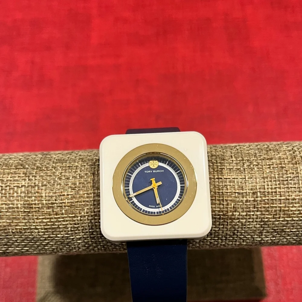 TORY BURCH ‘LIZZIE’ PRE-LOVED AUTHENTIC NAVY &WHITE SQUARE DESIGN LEATHER WATCH - Picture 3 of 16